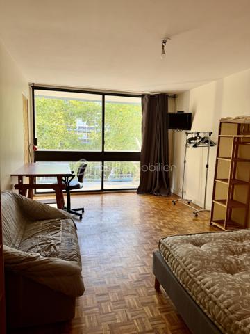 À deux pas de l'université, cet appartement de 76 m² offre un agencement fonctionnel et optimisé avec 4 chambres, idéal pour un investissement locatif clé en main.

Deux chambres sont actuellement louées 410 € par mois chacune, offrant une rentabilité immédiate.

Situé dans un secteur très recherché grâce à sa proximité avec l'Université Rennes 2, ce bien présente un excellent potentiel locatif. Avec une location des quatre chambres à 450 € par mois, la rentabilité brute estimée est de 9,53 %.

L'appartement comprend :
3 chambres d'environ 11 m² ;
1 chambre de 16 m², pouvant également être aménagée en salon selon votre projet.
Chaque chambre dispose de son propre balcon, un véritable atout pour les locataires.

Aucun travaux de copropriété ne sont à prévoir dans les prochaines années. La réfection de la toiture a été réalisée récemment et entièrement financée par les propriétaires actuels.

Le chauffage est collectif, par le sol et le plafond.

À proximité immédiate :
Métro Villejean – Université ;
Lignes de bus C4, 12 et 14 ;
Commerces, supermarchés et services accessibles à pied.

📞 N'hésitez pas à me contacter au 07.77.04.39.37 pour plus d'informations ou organiser une visite.