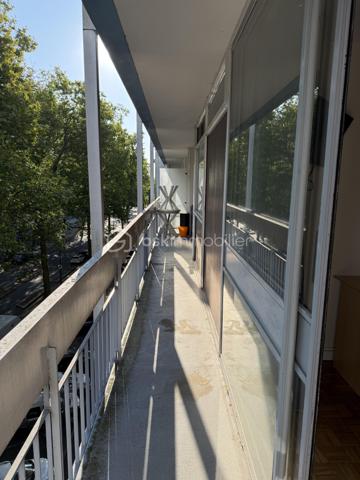 À deux pas de l'université, cet appartement de 76 m² offre un agencement fonctionnel et optimisé avec 4 chambres, idéal pour un investissement locatif clé en main.

Deux chambres sont actuellement louées 410 € par mois chacune, offrant une rentabilité immédiate.

Situé dans un secteur très recherché grâce à sa proximité avec l'Université Rennes 2, ce bien présente un excellent potentiel locatif. Avec une location des quatre chambres à 450 € par mois, la rentabilité brute estimée est de 9,53 %.

L'appartement comprend :
3 chambres d'environ 11 m² ;
1 chambre de 16 m², pouvant également être aménagée en salon selon votre projet.
Chaque chambre dispose de son propre balcon, un véritable atout pour les locataires.

Aucun travaux de copropriété ne sont à prévoir dans les prochaines années. La réfection de la toiture a été réalisée récemment et entièrement financée par les propriétaires actuels.

Le chauffage est collectif, par le sol et le plafond.

À proximité immédiate :
Métro Villejean – Université ;
Lignes de bus C4, 12 et 14 ;
Commerces, supermarchés et services accessibles à pied.

📞 N'hésitez pas à me contacter au 07.77.04.39.37 pour plus d'informations ou organiser une visite.