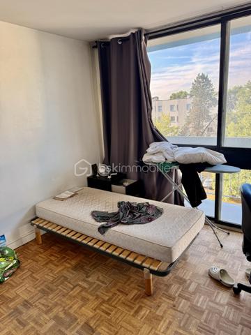 À deux pas de l'université, cet appartement de 76 m² offre un agencement fonctionnel et optimisé avec 4 chambres, idéal pour un investissement locatif clé en main.

Deux chambres sont actuellement louées 410 € par mois chacune, offrant une rentabilité immédiate.

Situé dans un secteur très recherché grâce à sa proximité avec l'Université Rennes 2, ce bien présente un excellent potentiel locatif. Avec une location des quatre chambres à 450 € par mois, la rentabilité brute estimée est de 9,53 %.

L'appartement comprend :
3 chambres d'environ 11 m² ;
1 chambre de 16 m², pouvant également être aménagée en salon selon votre projet.
Chaque chambre dispose de son propre balcon, un véritable atout pour les locataires.

Aucun travaux de copropriété ne sont à prévoir dans les prochaines années. La réfection de la toiture a été réalisée récemment et entièrement financée par les propriétaires actuels.

Le chauffage est collectif, par le sol et le plafond.

À proximité immédiate :
Métro Villejean – Université ;
Lignes de bus C4, 12 et 14 ;
Commerces, supermarchés et services accessibles à pied.

📞 N'hésitez pas à me contacter au 07.77.04.39.37 pour plus d'informations ou organiser une visite.