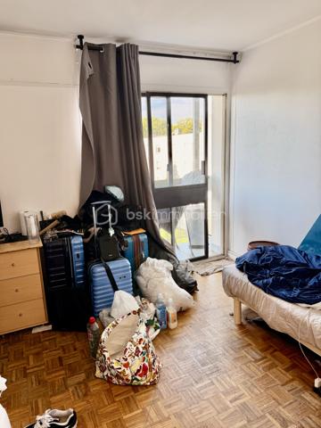 À deux pas de l'université, cet appartement de 76 m² offre un agencement fonctionnel et optimisé avec 4 chambres, idéal pour un investissement locatif clé en main.

Deux chambres sont actuellement louées 410 € par mois chacune, offrant une rentabilité immédiate.

Situé dans un secteur très recherché grâce à sa proximité avec l'Université Rennes 2, ce bien présente un excellent potentiel locatif. Avec une location des quatre chambres à 450 € par mois, la rentabilité brute estimée est de 9,53 %.

L'appartement comprend :
3 chambres d'environ 11 m² ;
1 chambre de 16 m², pouvant également être aménagée en salon selon votre projet.
Chaque chambre dispose de son propre balcon, un véritable atout pour les locataires.

Aucun travaux de copropriété ne sont à prévoir dans les prochaines années. La réfection de la toiture a été réalisée récemment et entièrement financée par les propriétaires actuels.

Le chauffage est collectif, par le sol et le plafond.

À proximité immédiate :
Métro Villejean – Université ;
Lignes de bus C4, 12 et 14 ;
Commerces, supermarchés et services accessibles à pied.

📞 N'hésitez pas à me contacter au 07.77.04.39.37 pour plus d'informations ou organiser une visite.