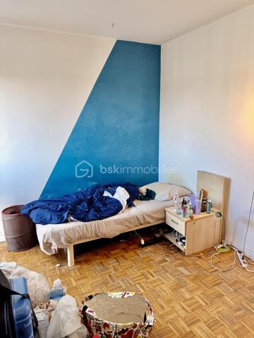 À deux pas de l'université, cet appartement de 76 m² offre un agencement fonctionnel et optimisé avec 4 chambres, idéal pour un investissement locatif clé en main.

Deux chambres sont actuellement louées 410 € par mois chacune, offrant une rentabilité immédiate.

Situé dans un secteur très recherché grâce à sa proximité avec l'Université Rennes 2, ce bien présente un excellent potentiel locatif. Avec une location des quatre chambres à 450 € par mois, la rentabilité brute estimée est de 9,53 %.

L'appartement comprend :
3 chambres d'environ 11 m² ;
1 chambre de 16 m², pouvant également être aménagée en salon selon votre projet.
Chaque chambre dispose de son propre balcon, un véritable atout pour les locataires.

Aucun travaux de copropriété ne sont à prévoir dans les prochaines années. La réfection de la toiture a été réalisée récemment et entièrement financée par les propriétaires actuels.

Le chauffage est collectif, par le sol et le plafond.

À proximité immédiate :
Métro Villejean – Université ;
Lignes de bus C4, 12 et 14 ;
Commerces, supermarchés et services accessibles à pied.

📞 N'hésitez pas à me contacter au 07.77.04.39.37 pour plus d'informations ou organiser une visite.