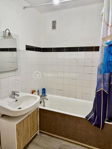 À deux pas de l'université, cet appartement de 76 m² offre un agencement fonctionnel et optimisé avec 4 chambres, idéal pour un investissement locatif clé en main.

Deux chambres sont actuellement louées 410 € par mois chacune, offrant une rentabilité immédiate.

Situé dans un secteur très recherché grâce à sa proximité avec l'Université Rennes 2, ce bien présente un excellent potentiel locatif. Avec une location des quatre chambres à 450 € par mois, la rentabilité brute estimée est de 9,53 %.

L'appartement comprend :
3 chambres d'environ 11 m² ;
1 chambre de 16 m², pouvant également être aménagée en salon selon votre projet.
Chaque chambre dispose de son propre balcon, un véritable atout pour les locataires.

Aucun travaux de copropriété ne sont à prévoir dans les prochaines années. La réfection de la toiture a été réalisée récemment et entièrement financée par les propriétaires actuels.

Le chauffage est collectif, par le sol et le plafond.

À proximité immédiate :
Métro Villejean – Université ;
Lignes de bus C4, 12 et 14 ;
Commerces, supermarchés et services accessibles à pied.

📞 N'hésitez pas à me contacter au 07.77.04.39.37 pour plus d'informations ou organiser une visite.