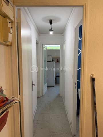 À deux pas de l'université, cet appartement de 76 m² offre un agencement fonctionnel et optimisé avec 4 chambres, idéal pour un investissement locatif clé en main.

Deux chambres sont actuellement louées 410 € par mois chacune, offrant une rentabilité immédiate.

Situé dans un secteur très recherché grâce à sa proximité avec l'Université Rennes 2, ce bien présente un excellent potentiel locatif. Avec une location des quatre chambres à 450 € par mois, la rentabilité brute estimée est de 9,53 %.

L'appartement comprend :
3 chambres d'environ 11 m² ;
1 chambre de 16 m², pouvant également être aménagée en salon selon votre projet.
Chaque chambre dispose de son propre balcon, un véritable atout pour les locataires.

Aucun travaux de copropriété ne sont à prévoir dans les prochaines années. La réfection de la toiture a été réalisée récemment et entièrement financée par les propriétaires actuels.

Le chauffage est collectif, par le sol et le plafond.

À proximité immédiate :
Métro Villejean – Université ;
Lignes de bus C4, 12 et 14 ;
Commerces, supermarchés et services accessibles à pied.

📞 N'hésitez pas à me contacter au 07.77.04.39.37 pour plus d'informations ou organiser une visite.