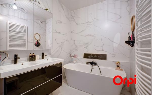 Appartement à vendre    3 pièces • 74,66 m2 Lyon 2