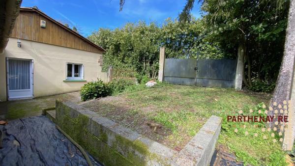 Maison de campagne avec une petite mare à CLESSÉ