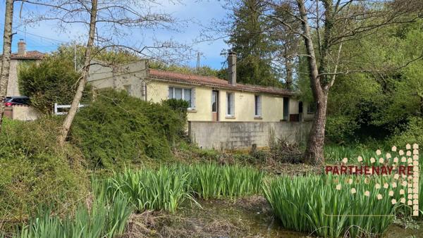 Maison de campagne avec une petite mare à CLESSÉ