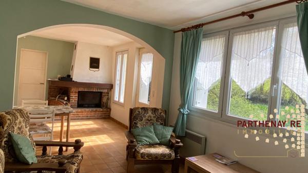 Maison de campagne avec une petite mare à CLESSÉ