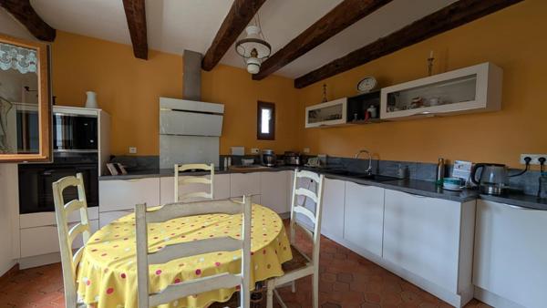 Maison 7 pièces avec piscine et dépendances