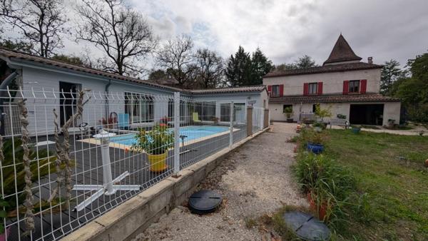 Maison 7 pièces avec piscine et dépendances