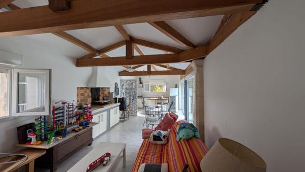 Maison 7 pièces avec piscine et dépendances