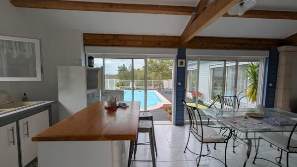 Maison 7 pièces avec piscine et dépendances