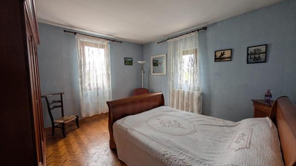 Maison 7 pièces avec piscine et dépendances