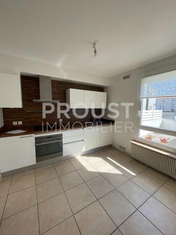 En exclusivité, maison trois chambres, garage, et terrasse.