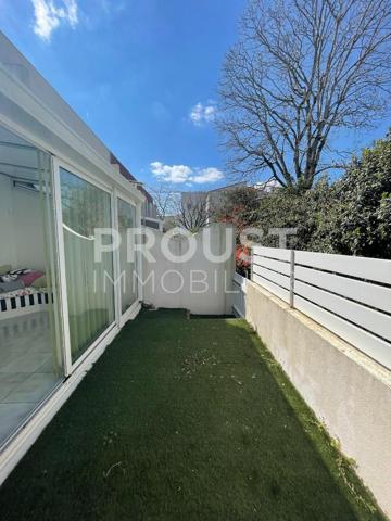 En exclusivité, maison trois chambres, garage, et terrasse.
