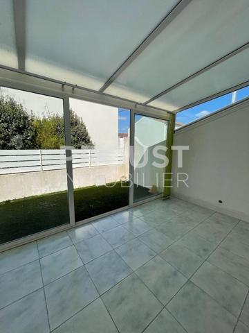 En exclusivité, maison trois chambres, garage, et terrasse.