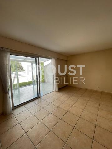 En exclusivité, maison trois chambres, garage, et terrasse.