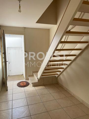 En exclusivité, maison trois chambres, garage, et terrasse.