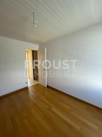 En exclusivité, maison trois chambres, garage, et terrasse.