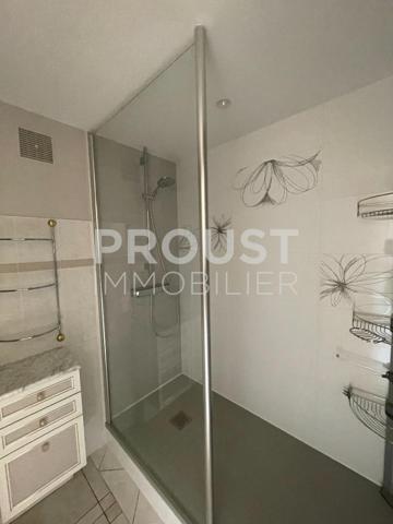 En exclusivité, maison trois chambres, garage, et terrasse.