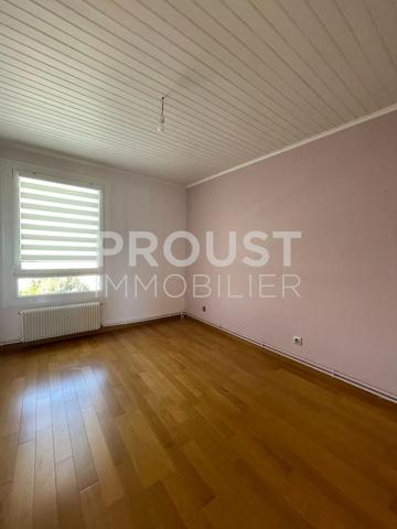 En exclusivité, maison trois chambres, garage, et terrasse.