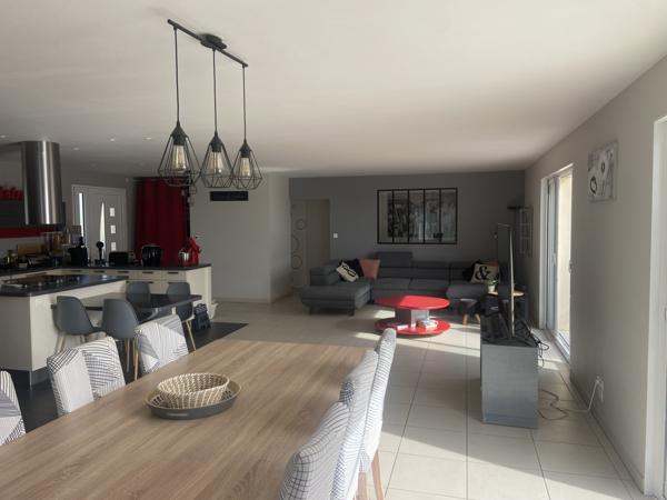 maison contemporaine alliant élégance et espace de vie