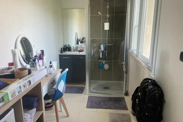 maison contemporaine alliant élégance et espace de vie