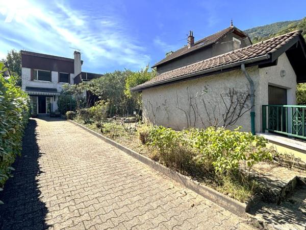 Corenc, maison de composé de 2 logements divisés