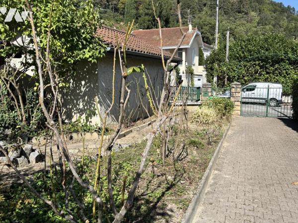 Corenc, maison de composé de 2 logements divisés