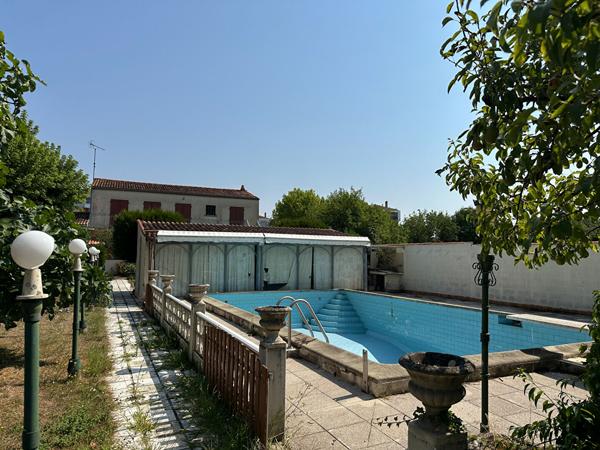 ROCHEFORT ? ENSEMBLE IMMOBILIER RARE ? MAISON AVEC PISCINE, LOCAUX COMMERCIAUX ET GARAGES LOUÉS ? FORT POTENTIEL !