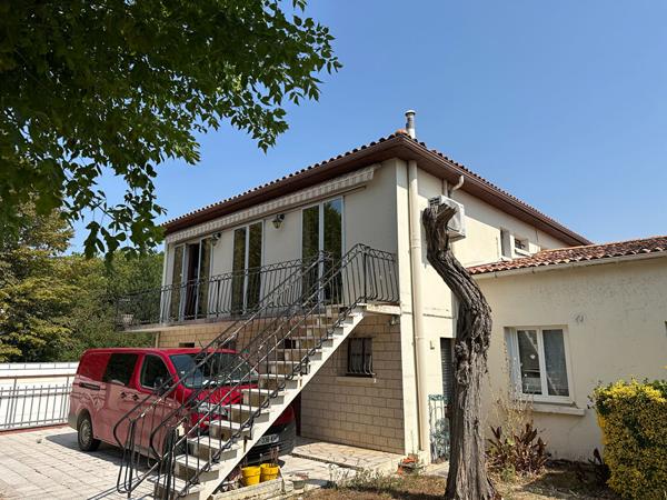 ROCHEFORT ? ENSEMBLE IMMOBILIER RARE ? MAISON AVEC PISCINE, LOCAUX COMMERCIAUX ET GARAGES LOUÉS ? FORT POTENTIEL !