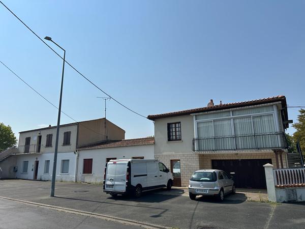 ROCHEFORT ? ENSEMBLE IMMOBILIER RARE ? MAISON AVEC PISCINE, LOCAUX COMMERCIAUX ET GARAGES LOUÉS ? FORT POTENTIEL !