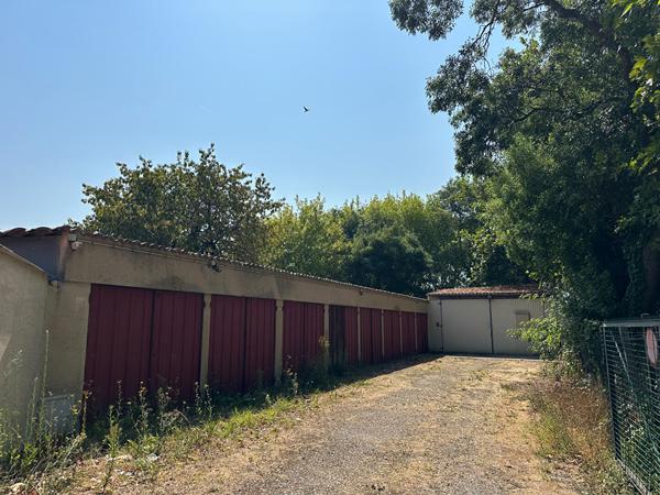 ROCHEFORT ? ENSEMBLE IMMOBILIER RARE ? MAISON AVEC PISCINE, LOCAUX COMMERCIAUX ET GARAGES LOUÉS ? FORT POTENTIEL !