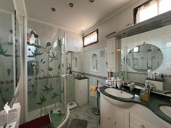 ROCHEFORT ? ENSEMBLE IMMOBILIER RARE ? MAISON AVEC PISCINE, LOCAUX COMMERCIAUX ET GARAGES LOUÉS ? FORT POTENTIEL !