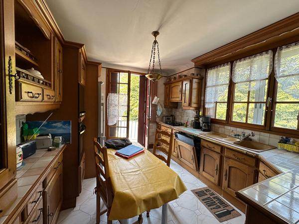 ROCHEFORT ? ENSEMBLE IMMOBILIER RARE ? MAISON AVEC PISCINE, LOCAUX COMMERCIAUX ET GARAGES LOUÉS ? FORT POTENTIEL !
