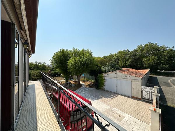 ROCHEFORT ? ENSEMBLE IMMOBILIER RARE ? MAISON AVEC PISCINE, LOCAUX COMMERCIAUX ET GARAGES LOUÉS ? FORT POTENTIEL !