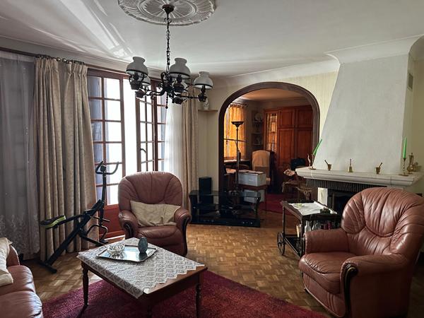 ROCHEFORT ? ENSEMBLE IMMOBILIER RARE ? MAISON AVEC PISCINE, LOCAUX COMMERCIAUX ET GARAGES LOUÉS ? FORT POTENTIEL !