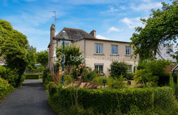 Située dans un environnement calme, résidentiel et particulièrement prisé de Saint-Malo, cette belle propriété offre de nombreuses possibilités pour un projet familial, patrimonial ou professionnel.
Édifiée sur un terrain clos d'environ 723 m², elle bénéficie d'un cadre de vie agréable et préservé. La présence de garages ainsi que d'une dépendance attenante à l'habitation principale constitue un véritable atout, permettant d'envisager un logement indépendant, un revenu locatif, l'exercice d'une profession libérale ou encore un espace dédié à une activité professionnelle.
La maison principale développe environ 230 m² habitables et dispose de 8 chambres, offrant de beaux volumes et une grande capacité d'accueil pour une famille nombreuse ou un projet d'hébergement.
Autre point fort : possibilité de division parcellaire, sous réserve de l'obtention des autorisations d'urbanisme nécessaires et de l'accord des services compétents.
Les atouts du bien :
Secteur résidentiel recherché de Saint-Malo
Environnement calme
Terrain clos d'environ 723 m²
Maison principale d'environ 230 m² habitables
8 chambres
Garages
Dépendance attenante avec potentiel locatif ou professionnel
Possibilité de division parcellaire (sous réserve des autorisations d'urbanisme)
Fort potentiel d'aménagement et de valorisation
Une opportunité rare sur le marché malouin, idéale pour les acquéreurs en quête d'espace, de polyvalence et de potentiel de développement.