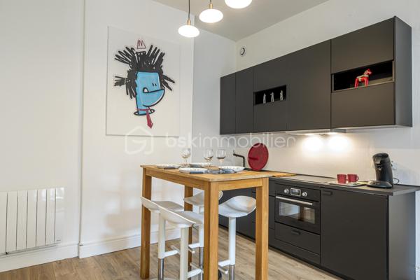 📍 Au cœur de la ville – 1er étage
💼 Idéal investisseur – rentabilité immédiate

Découvrez ce superbe T2 de 50 m², entièrement meublé et décoré avec goût, situé au 1er étage d’un immeuble de caractère en plein centre-ville à deux pas de la place Clemenceau. Un bien prêt  à vivre ou à louer, offrant un confort moderne dans un environnement dynamique.

✨ Caractéristiques principales :
Surface : 50 m²
Type : T2 – 1 chambre séparée
Étage : 1er
Cuisine moderne entièrement équipée
Salon cosy avec mobilier de qualité
Décoration tendance et soignée
Salle d’eau contemporaine
Nombreux rangements
Aucun travaux à prévoir

🏙️ Emplacement privilégié :
En plein cœur de la ville, à proximité immédiate des commerces, transports en commun, restaurants et lieux de vie. Quartier très recherché, forte demande locative.

💰 Avantages investisseurs :
Rentabilité locative assurée
Faibles charges
Vendu meublé

📞 Contactez-nous dès maintenant pour organiser une visite et découvrir ce bien d’exception !