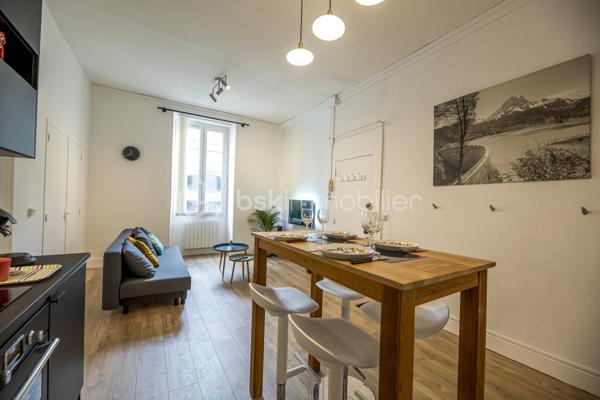 📍 Au cœur de la ville – 1er étage
💼 Idéal investisseur – rentabilité immédiate

Découvrez ce superbe T2 de 50 m², entièrement meublé et décoré avec goût, situé au 1er étage d’un immeuble de caractère en plein centre-ville à deux pas de la place Clemenceau. Un bien prêt  à vivre ou à louer, offrant un confort moderne dans un environnement dynamique.

✨ Caractéristiques principales :
Surface : 50 m²
Type : T2 – 1 chambre séparée
Étage : 1er
Cuisine moderne entièrement équipée
Salon cosy avec mobilier de qualité
Décoration tendance et soignée
Salle d’eau contemporaine
Nombreux rangements
Aucun travaux à prévoir

🏙️ Emplacement privilégié :
En plein cœur de la ville, à proximité immédiate des commerces, transports en commun, restaurants et lieux de vie. Quartier très recherché, forte demande locative.

💰 Avantages investisseurs :
Rentabilité locative assurée
Faibles charges
Vendu meublé

📞 Contactez-nous dès maintenant pour organiser une visite et découvrir ce bien d’exception !