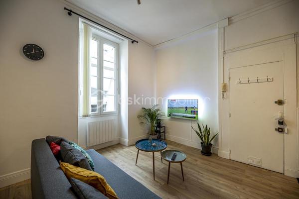 📍 Au cœur de la ville – 1er étage
💼 Idéal investisseur – rentabilité immédiate

Découvrez ce superbe T2 de 50 m², entièrement meublé et décoré avec goût, situé au 1er étage d’un immeuble de caractère en plein centre-ville à deux pas de la place Clemenceau. Un bien prêt  à vivre ou à louer, offrant un confort moderne dans un environnement dynamique.

✨ Caractéristiques principales :
Surface : 50 m²
Type : T2 – 1 chambre séparée
Étage : 1er
Cuisine moderne entièrement équipée
Salon cosy avec mobilier de qualité
Décoration tendance et soignée
Salle d’eau contemporaine
Nombreux rangements
Aucun travaux à prévoir

🏙️ Emplacement privilégié :
En plein cœur de la ville, à proximité immédiate des commerces, transports en commun, restaurants et lieux de vie. Quartier très recherché, forte demande locative.

💰 Avantages investisseurs :
Rentabilité locative assurée
Faibles charges
Vendu meublé

📞 Contactez-nous dès maintenant pour organiser une visite et découvrir ce bien d’exception !