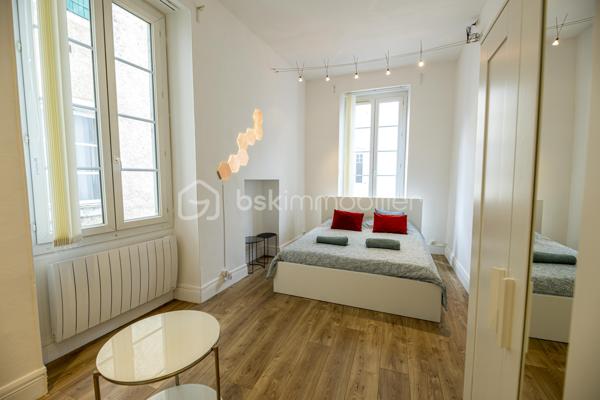 📍 Au cœur de la ville – 1er étage
💼 Idéal investisseur – rentabilité immédiate

Découvrez ce superbe T2 de 50 m², entièrement meublé et décoré avec goût, situé au 1er étage d’un immeuble de caractère en plein centre-ville à deux pas de la place Clemenceau. Un bien prêt  à vivre ou à louer, offrant un confort moderne dans un environnement dynamique.

✨ Caractéristiques principales :
Surface : 50 m²
Type : T2 – 1 chambre séparée
Étage : 1er
Cuisine moderne entièrement équipée
Salon cosy avec mobilier de qualité
Décoration tendance et soignée
Salle d’eau contemporaine
Nombreux rangements
Aucun travaux à prévoir

🏙️ Emplacement privilégié :
En plein cœur de la ville, à proximité immédiate des commerces, transports en commun, restaurants et lieux de vie. Quartier très recherché, forte demande locative.

💰 Avantages investisseurs :
Rentabilité locative assurée
Faibles charges
Vendu meublé

📞 Contactez-nous dès maintenant pour organiser une visite et découvrir ce bien d’exception !