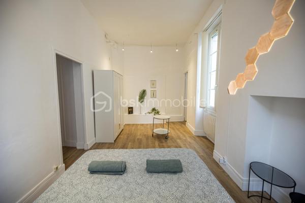 📍 Au cœur de la ville – 1er étage
💼 Idéal investisseur – rentabilité immédiate

Découvrez ce superbe T2 de 50 m², entièrement meublé et décoré avec goût, situé au 1er étage d’un immeuble de caractère en plein centre-ville à deux pas de la place Clemenceau. Un bien prêt  à vivre ou à louer, offrant un confort moderne dans un environnement dynamique.

✨ Caractéristiques principales :
Surface : 50 m²
Type : T2 – 1 chambre séparée
Étage : 1er
Cuisine moderne entièrement équipée
Salon cosy avec mobilier de qualité
Décoration tendance et soignée
Salle d’eau contemporaine
Nombreux rangements
Aucun travaux à prévoir

🏙️ Emplacement privilégié :
En plein cœur de la ville, à proximité immédiate des commerces, transports en commun, restaurants et lieux de vie. Quartier très recherché, forte demande locative.

💰 Avantages investisseurs :
Rentabilité locative assurée
Faibles charges
Vendu meublé

📞 Contactez-nous dès maintenant pour organiser une visite et découvrir ce bien d’exception !