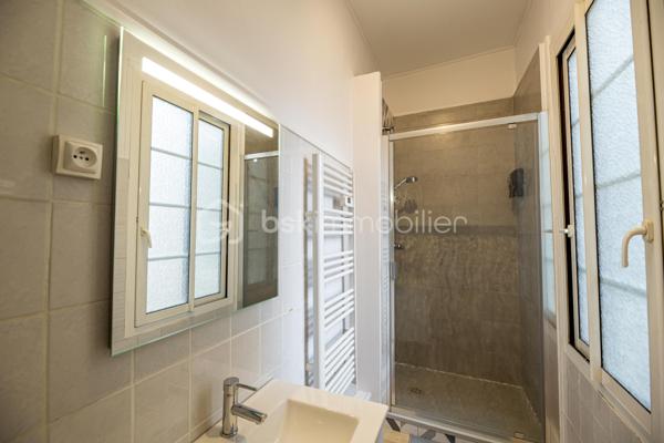 📍 Au cœur de la ville – 1er étage
💼 Idéal investisseur – rentabilité immédiate

Découvrez ce superbe T2 de 50 m², entièrement meublé et décoré avec goût, situé au 1er étage d’un immeuble de caractère en plein centre-ville à deux pas de la place Clemenceau. Un bien prêt  à vivre ou à louer, offrant un confort moderne dans un environnement dynamique.

✨ Caractéristiques principales :
Surface : 50 m²
Type : T2 – 1 chambre séparée
Étage : 1er
Cuisine moderne entièrement équipée
Salon cosy avec mobilier de qualité
Décoration tendance et soignée
Salle d’eau contemporaine
Nombreux rangements
Aucun travaux à prévoir

🏙️ Emplacement privilégié :
En plein cœur de la ville, à proximité immédiate des commerces, transports en commun, restaurants et lieux de vie. Quartier très recherché, forte demande locative.

💰 Avantages investisseurs :
Rentabilité locative assurée
Faibles charges
Vendu meublé

📞 Contactez-nous dès maintenant pour organiser une visite et découvrir ce bien d’exception !