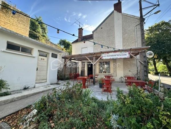 Bar- restaurant fréquenté par une clientèle locale, touristique et de passage. Idéalement situé.
Le restaurant dispose d'une cuisine professionnelle, une salle pouvant accueillir 30 couverts et une terrasse de 15 couverts. 
La vente comprend les murs, le fonds de commerce, le mobilier et l'ensemble des équipements professionnels. 
A l'étage : cinq pièces à aménager, un bâtiment avec toilettes, garage, cour et jardin.