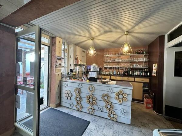 Bar- restaurant fréquenté par une clientèle locale, touristique et de passage. Idéalement situé.
Le restaurant dispose d'une cuisine professionnelle, une salle pouvant accueillir 30 couverts et une terrasse de 15 couverts. 
La vente comprend les murs, le fonds de commerce, le mobilier et l'ensemble des équipements professionnels. 
A l'étage : cinq pièces à aménager, un bâtiment avec toilettes, garage, cour et jardin.