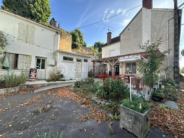 Bar- restaurant fréquenté par une clientèle locale, touristique et de passage. Idéalement situé.
Le restaurant dispose d'une cuisine professionnelle, une salle pouvant accueillir 30 couverts et une terrasse de 15 couverts. 
La vente comprend les murs, le fonds de commerce, le mobilier et l'ensemble des équipements professionnels. 
A l'étage : cinq pièces à aménager, un bâtiment avec toilettes, garage, cour et jardin.