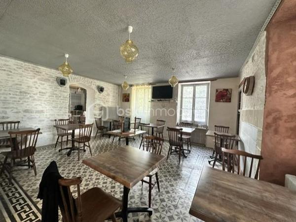 Bar- restaurant fréquenté par une clientèle locale, touristique et de passage. Idéalement situé.
Le restaurant dispose d'une cuisine professionnelle, une salle pouvant accueillir 30 couverts et une terrasse de 15 couverts. 
La vente comprend les murs, le fonds de commerce, le mobilier et l'ensemble des équipements professionnels. 
A l'étage : cinq pièces à aménager, un bâtiment avec toilettes, garage, cour et jardin.