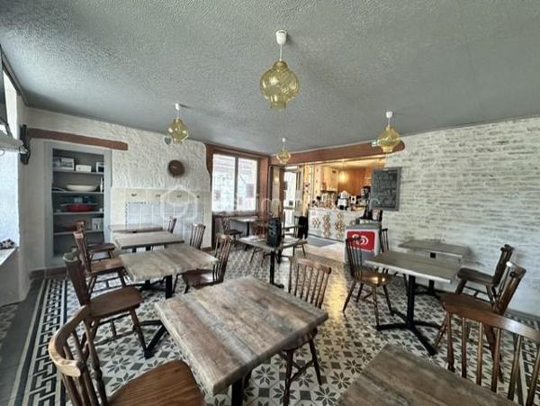 Bar- restaurant fréquenté par une clientèle locale, touristique et de passage. Idéalement situé.
Le restaurant dispose d'une cuisine professionnelle, une salle pouvant accueillir 30 couverts et une terrasse de 15 couverts. 
La vente comprend les murs, le fonds de commerce, le mobilier et l'ensemble des équipements professionnels. 
A l'étage : cinq pièces à aménager, un bâtiment avec toilettes, garage, cour et jardin.