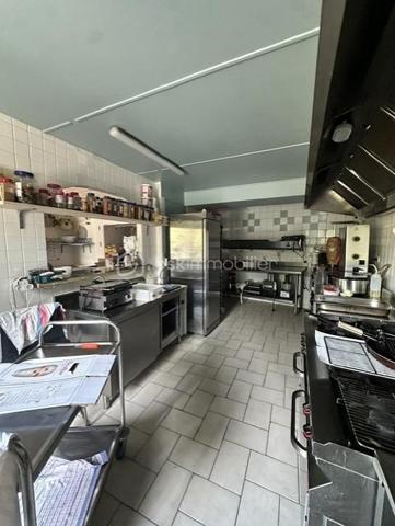 Bar- restaurant fréquenté par une clientèle locale, touristique et de passage. Idéalement situé.
Le restaurant dispose d'une cuisine professionnelle, une salle pouvant accueillir 30 couverts et une terrasse de 15 couverts. 
La vente comprend les murs, le fonds de commerce, le mobilier et l'ensemble des équipements professionnels. 
A l'étage : cinq pièces à aménager, un bâtiment avec toilettes, garage, cour et jardin.