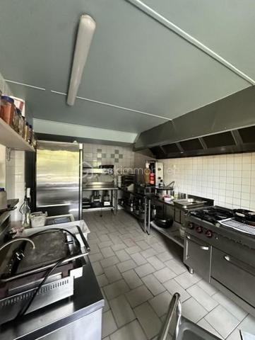 Bar- restaurant fréquenté par une clientèle locale, touristique et de passage. Idéalement situé.
Le restaurant dispose d'une cuisine professionnelle, une salle pouvant accueillir 30 couverts et une terrasse de 15 couverts. 
La vente comprend les murs, le fonds de commerce, le mobilier et l'ensemble des équipements professionnels. 
A l'étage : cinq pièces à aménager, un bâtiment avec toilettes, garage, cour et jardin.